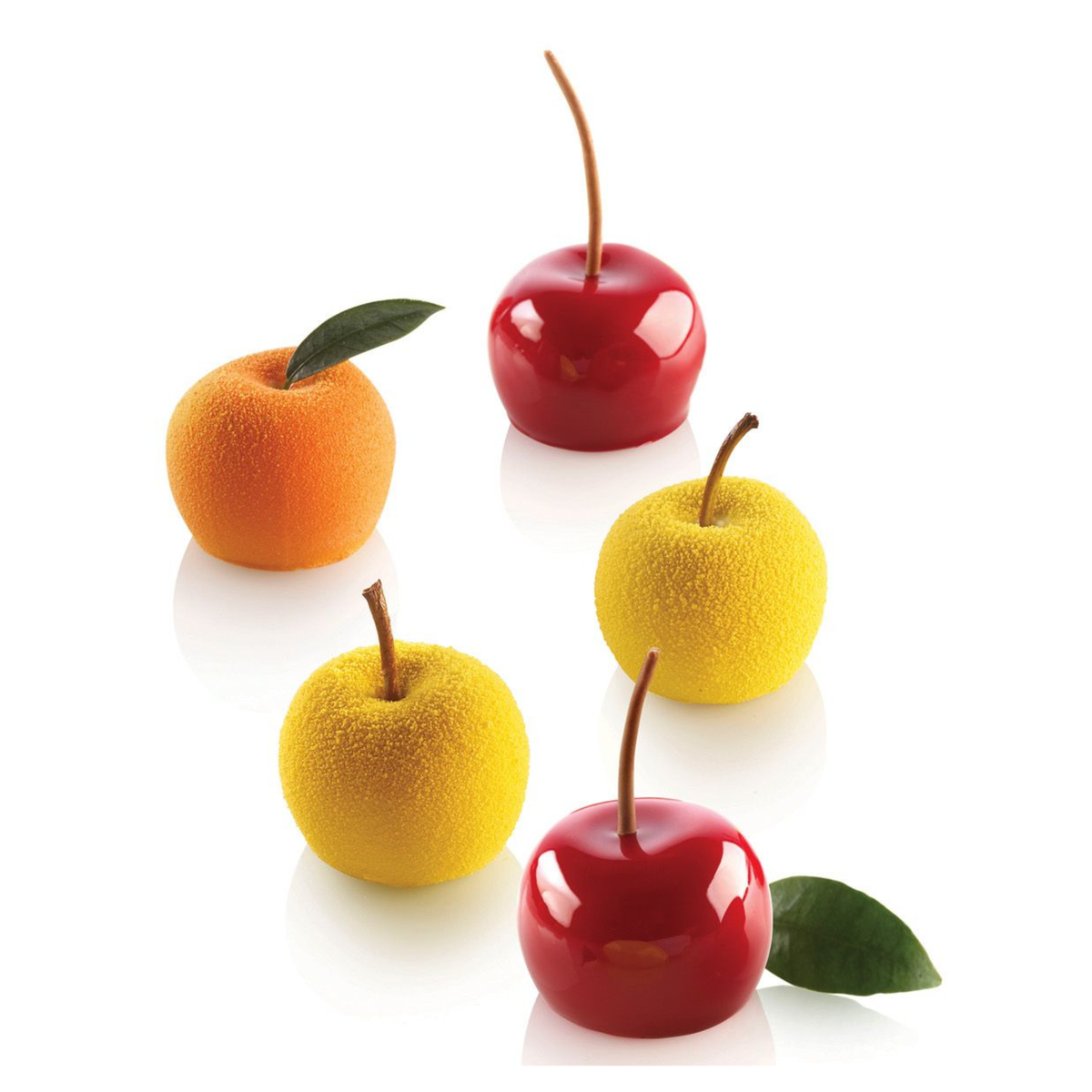 Entremets individuels en forme de fruits avec finitions velours et glaçage miroir