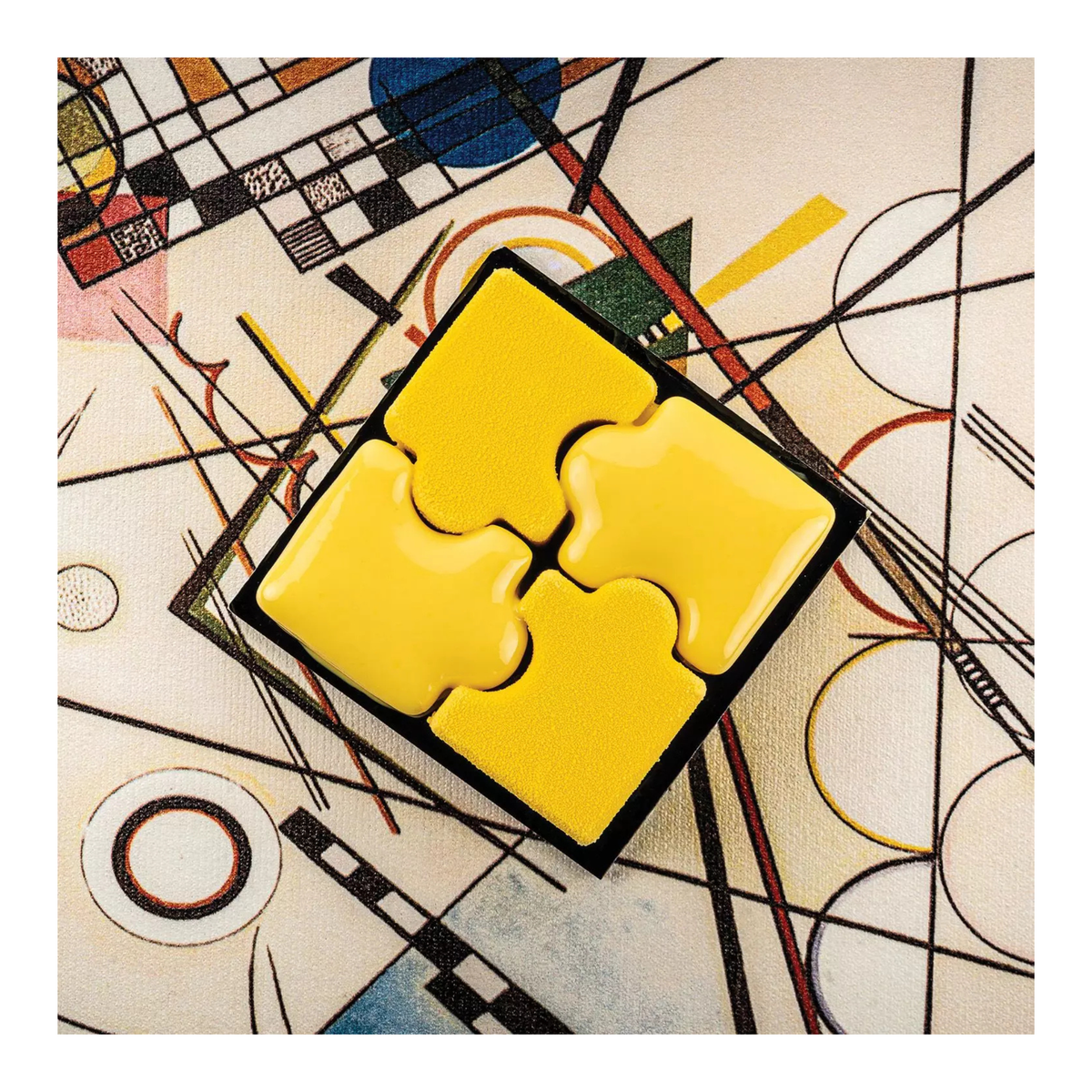 Entremets carré composé de 4 pièces de puzzle jaunes