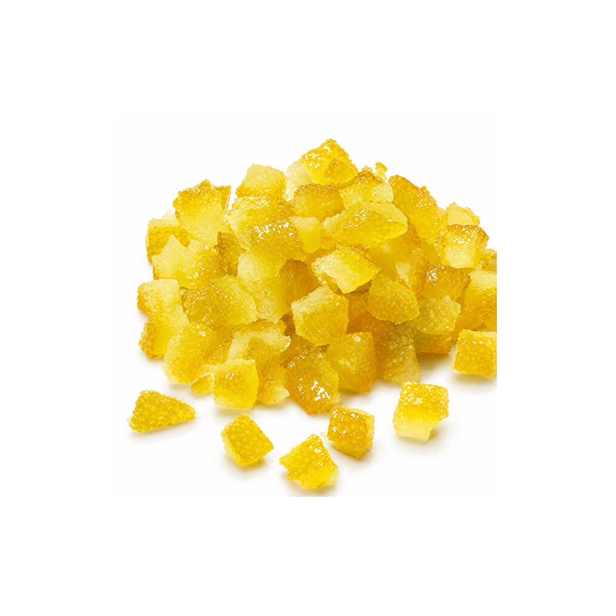 Écorces de citron confites en dés sur fond blanc
