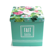 Boîte pâtissière carrée turquoise à couvercle fleuri avec inscription « Fait avec amour »