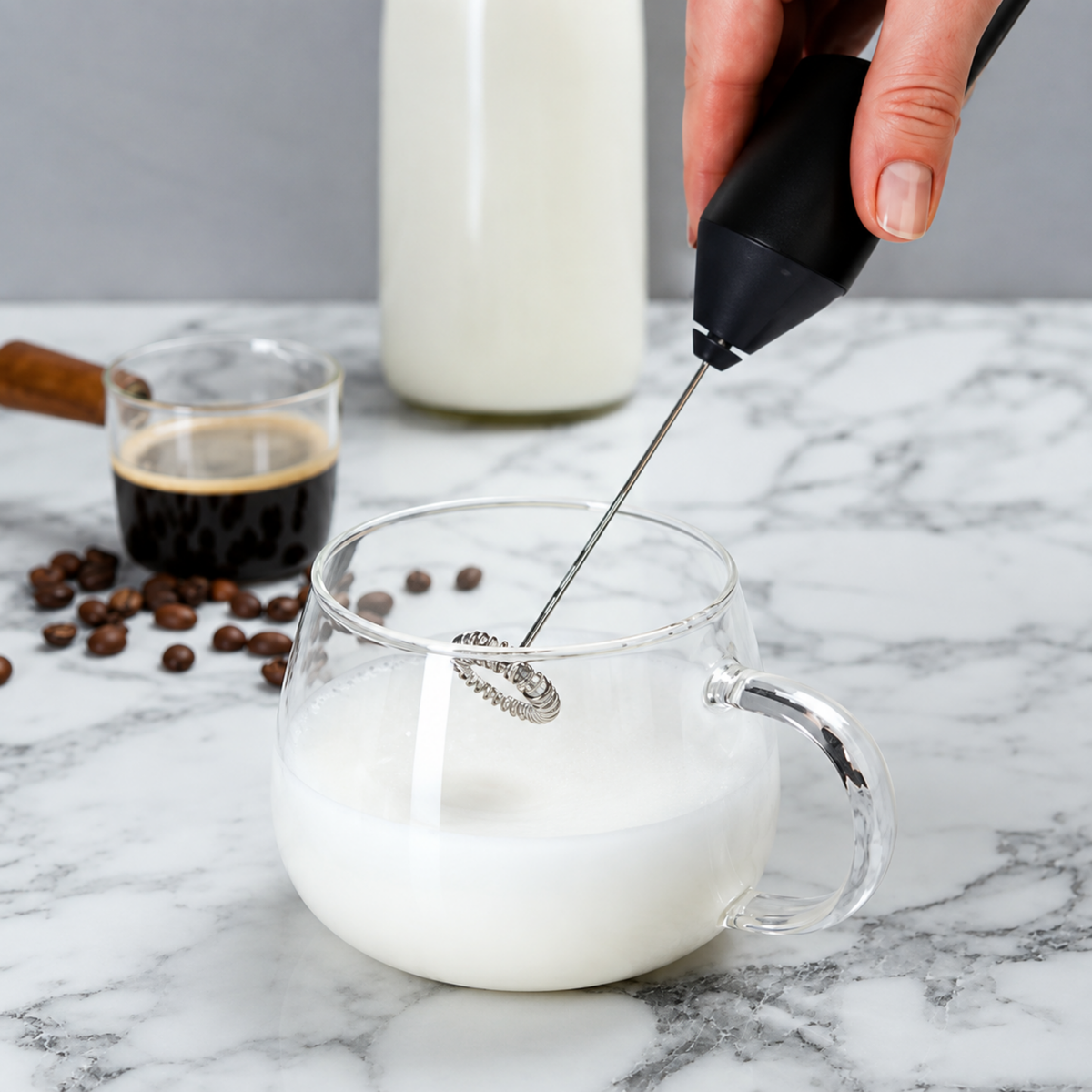 Mousseur à lait électrique utilisé dans une tasse de lait