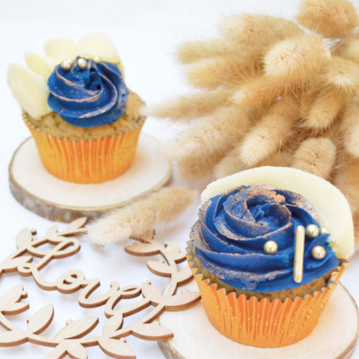 Cupcakes décorés de crème au beurre bleue et blanche