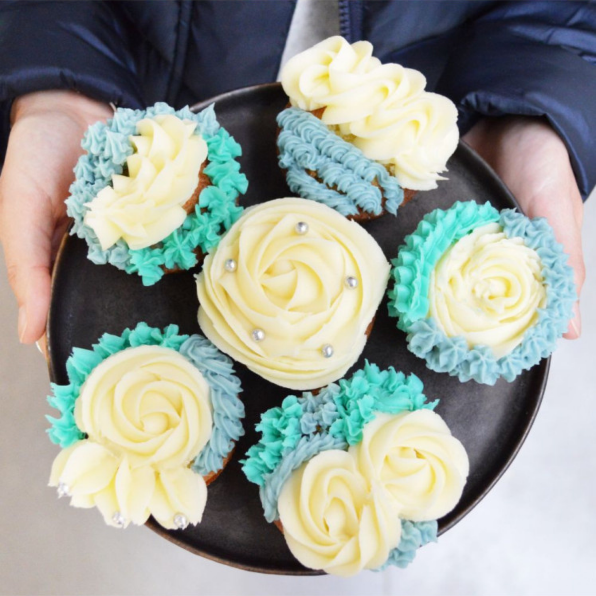 Cupcakes décorés de crème au beurre blanche et bleue