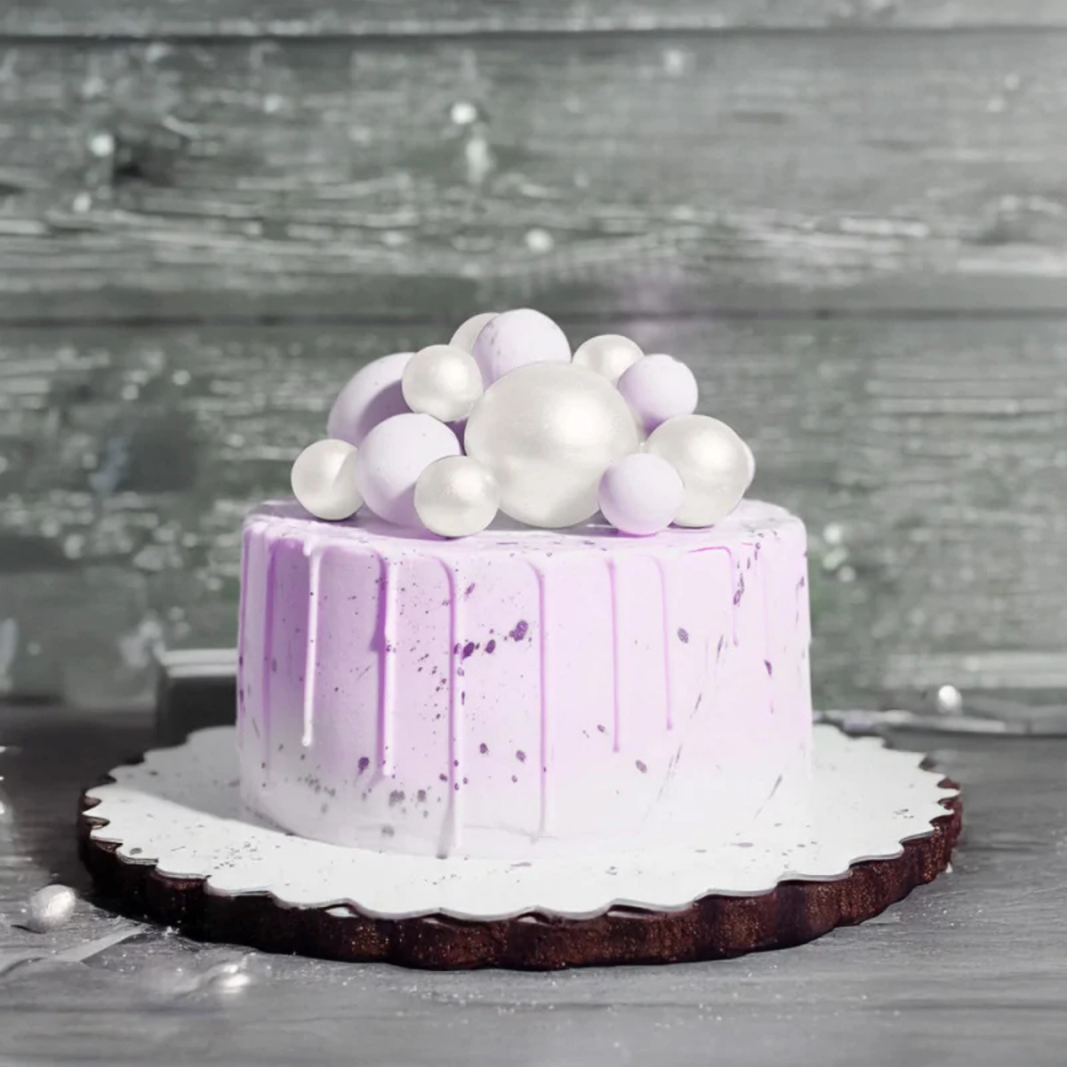Gâteau décoré de boules blanches et mauves à piquer Patisdécor