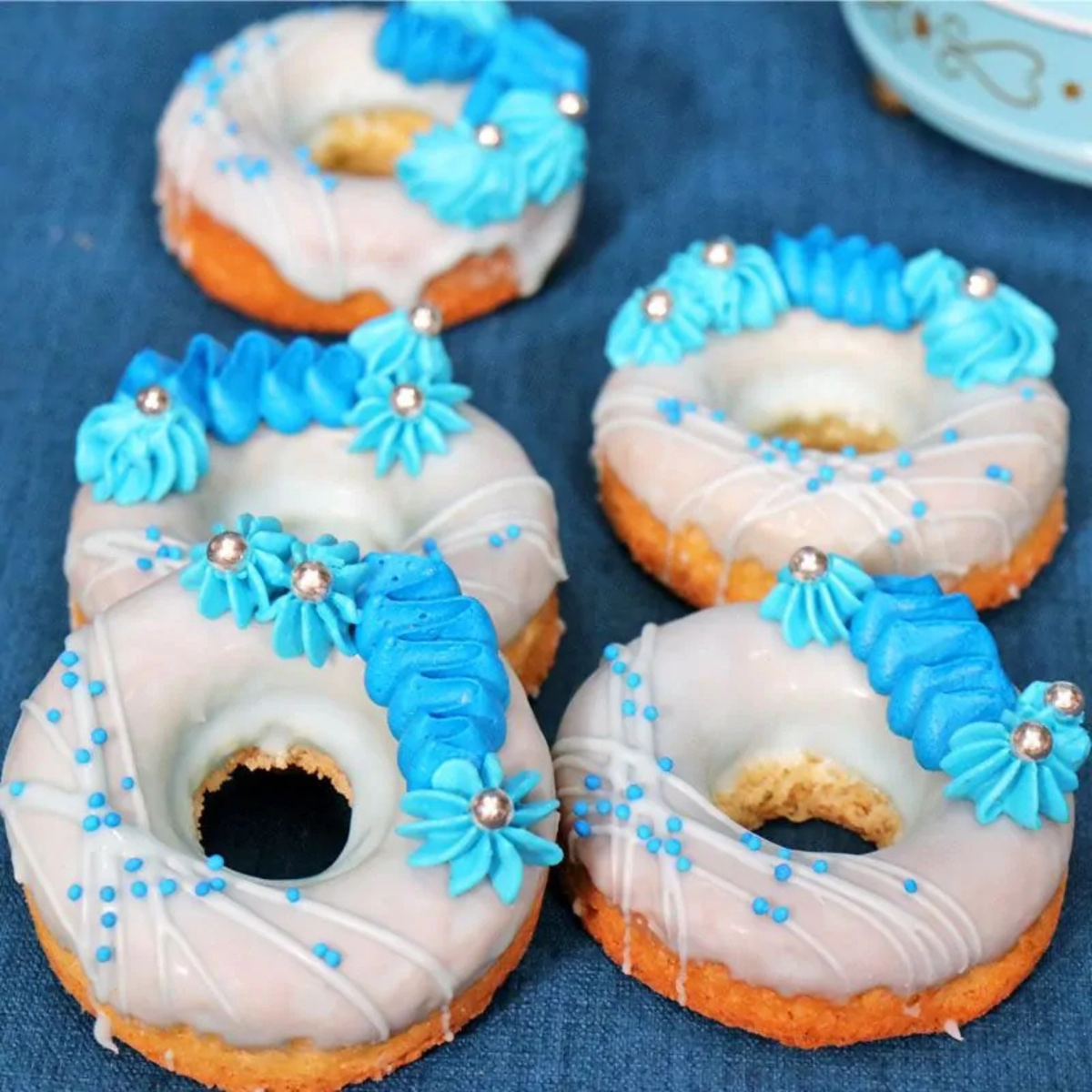 donuts au glaçage blanc et aux perles bleues en sucre