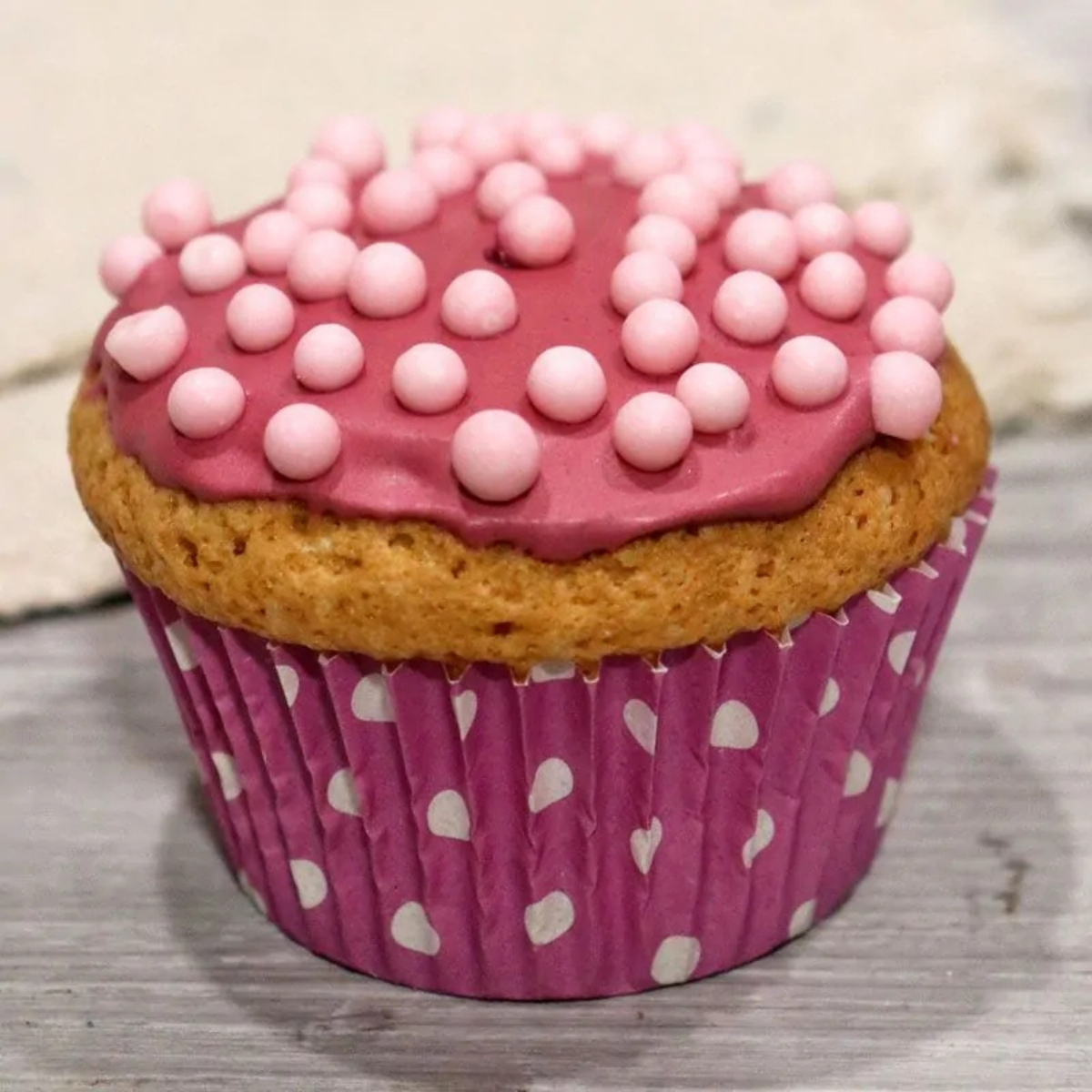perles rose comestibles sur cupcake