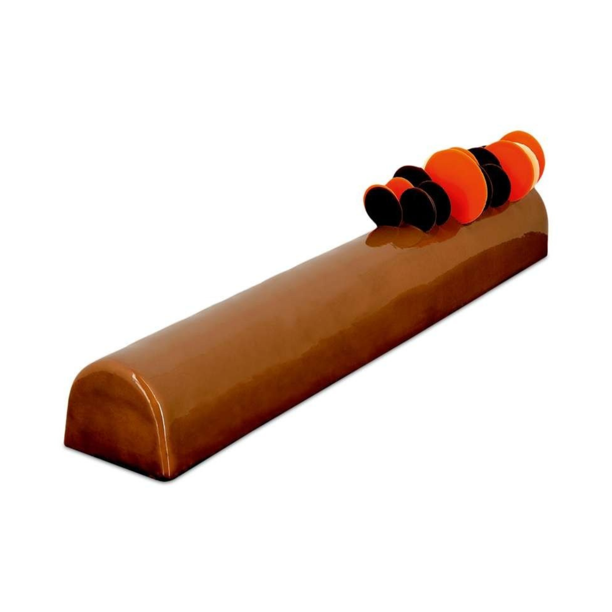 Bûche pâtissière au chocolat avec Bûche de Noël avec glaçage brillant et décorations en chocolat