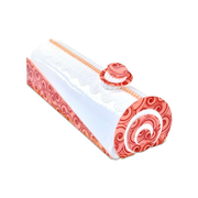 Bûche de Noël demi-ronde au glaçage blanc brillant, décorée de spirales roses, de motifs en chocolat et d'un ornement sur le dessus.