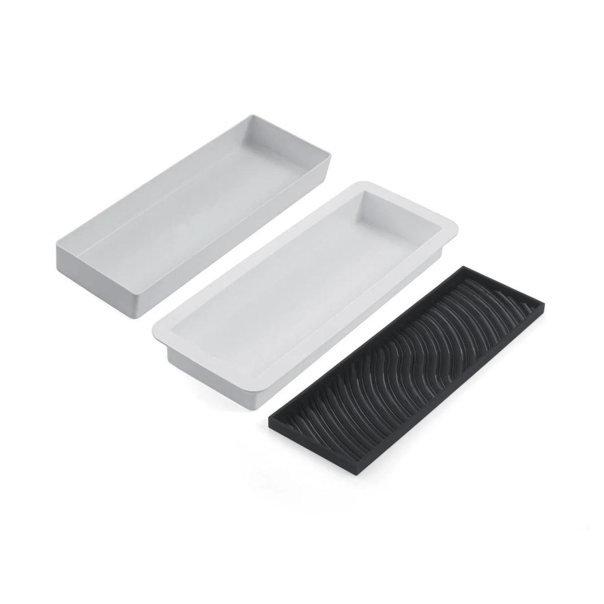 Kit moule à bûche Silikomart composé de deux moules rectangulaires blancs et d'un tapis décor en silicone noir à motifs ondulés.