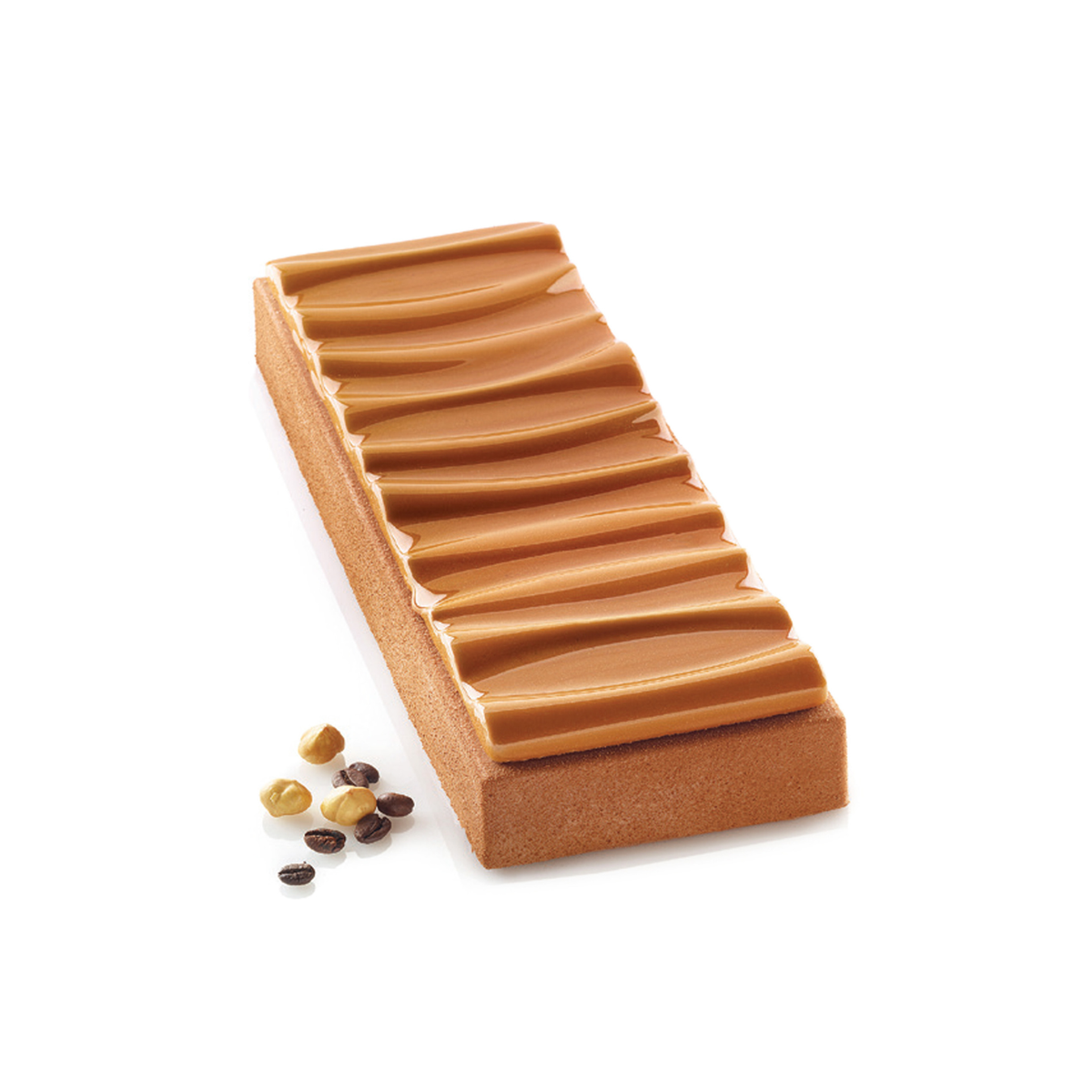 Bûche pâtissière rectangulaire au glaçage caramel brillant avec des reliefs ondulés, accompagnée de noisettes et de grains de café.