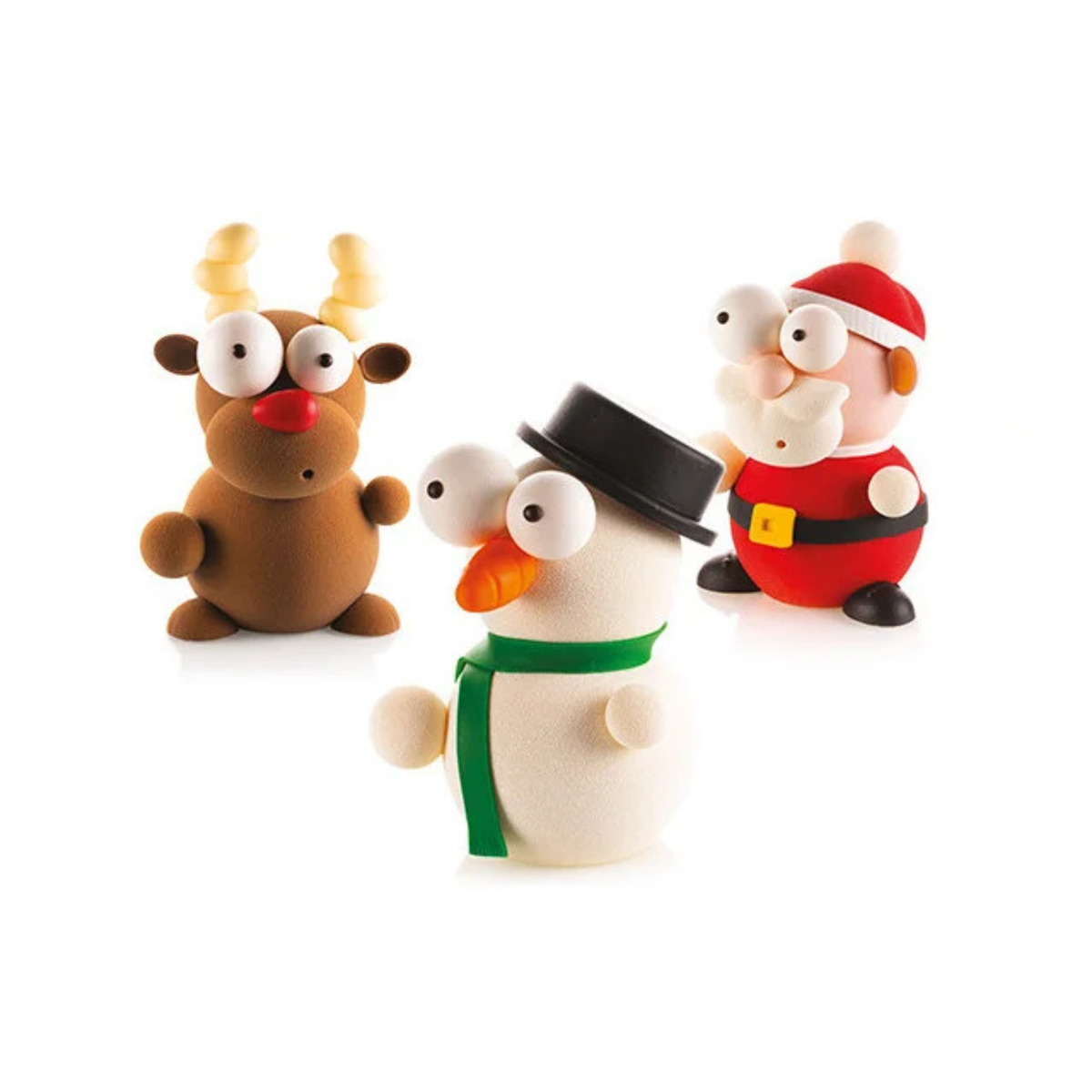 Trois personnages de Noël en pâtisserie représentant un renne marron, un bonhomme de neige blanc avec écharpe verte et un Père Noël rouge.