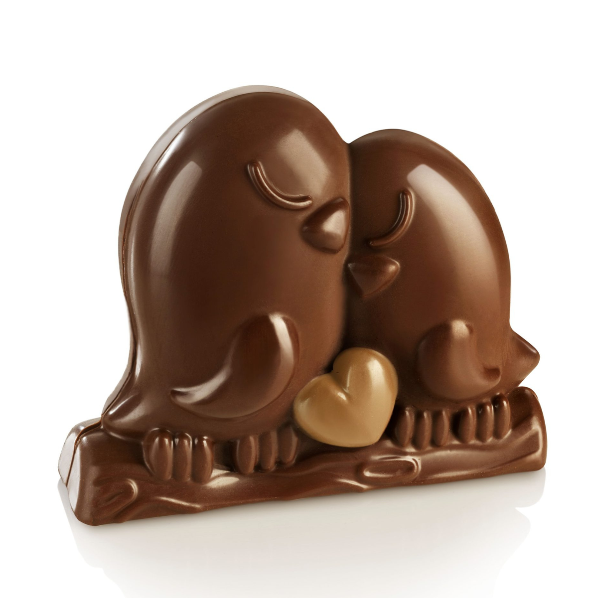 Deux oiseaux amoureux en chocolat au lait, posés sur une branche avec un cœur doré, réalisés avec un moule Silikomart.