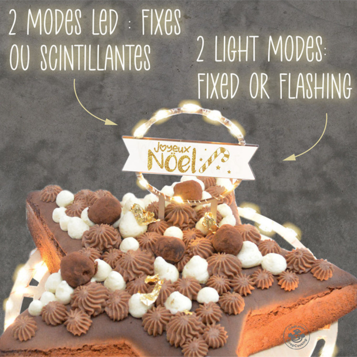 Cake topper LED rond Joyeux Noël ScrapCooking, installé sur un gâteau au chocolat décoré de crème et de truffes, avec éclairage fixe ou scintillant.