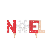 Cake topper Noël Patis’Décor en bois rouge et naturel, avec lettres décorées d'étoiles blanches et flocon de neige argenté à piquer sur un gâteau