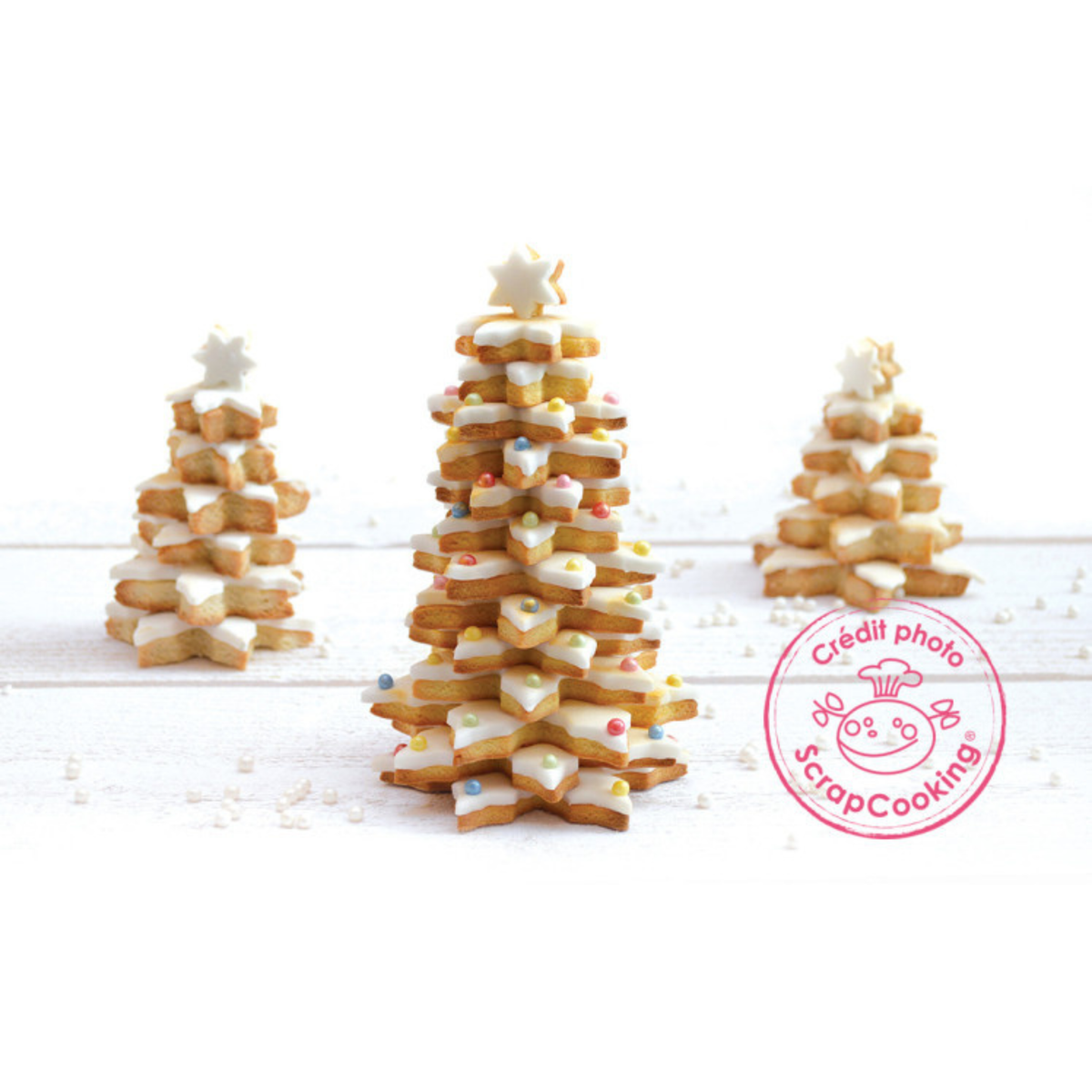 Kit Christmas Tree ScrapCooking avec emballage triangulaire et emporte-pièces métalliques en forme d'étoiles de différentes tailles pour réaliser un sapin de Noël en biscuits.