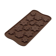 Moule en silicone marron avec 12 empreintes en forme de flocons de neige de différentes tailles et motifs, idéal pour réaliser des chocolats de Noël.
