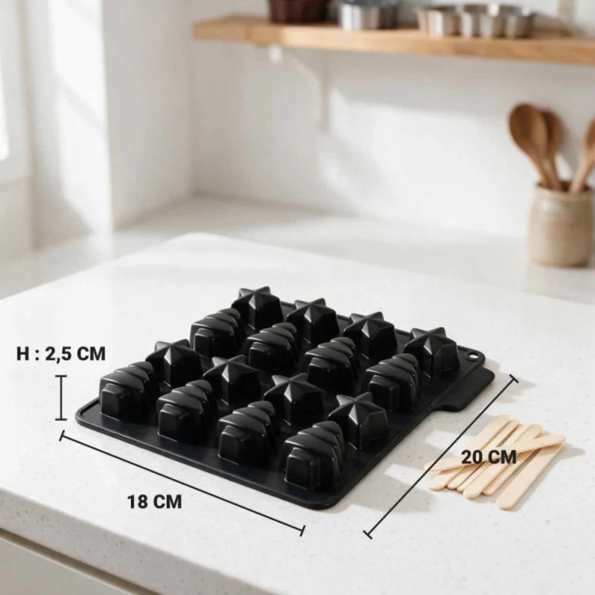 Vue arrière du moule en silicone noir PatisDécor avec 16 empreintes de Noël en forme d'étoiles et de sapins, accompagné de son étiquette d'informations.
