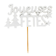 Décor sur pique blanc « Joyeuses Fêtes » Patis'Décor, orné de sapins et d'étoiles, avec tige en bois pour décorer les bûches et gâteaux de Noël.
