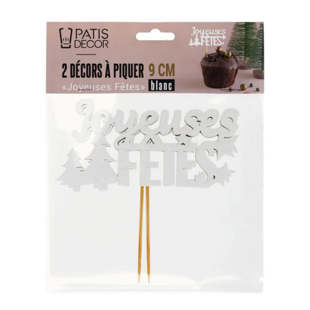 Bûche de Noël recouverte de crème blanche et décorée d'un cake topper blanc « Joyeuses Fêtes » avec sapins et étoiles.