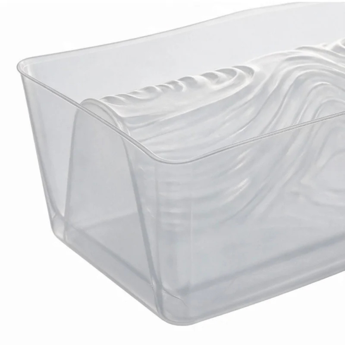 Gros plan du moule à bûche traditionnelle PatisDécor en PVC transparent, avec empreinte aux stries ondulées reproduisant les reliefs du bois.