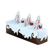 Bûche de Noël rectangulaire décorée d’un effet neige, de sapins et de flocons