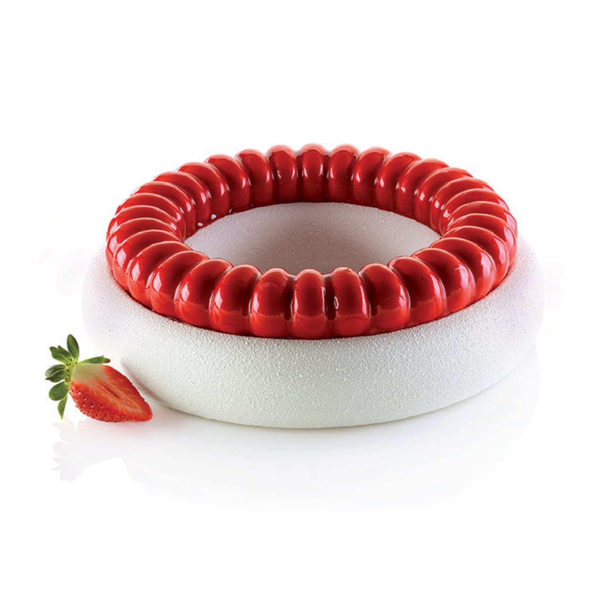 gâteau rouge et blanc avec fraise