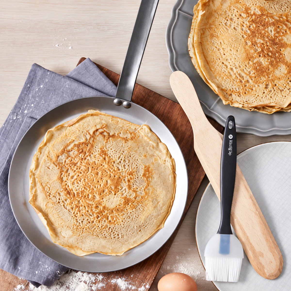 Crêpière De Buyer avec crêpe, spatule en bois et pinceau pâtissier