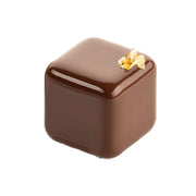 Entremets individuel carré au chocolat avec glaçage miroir et feuille d’or