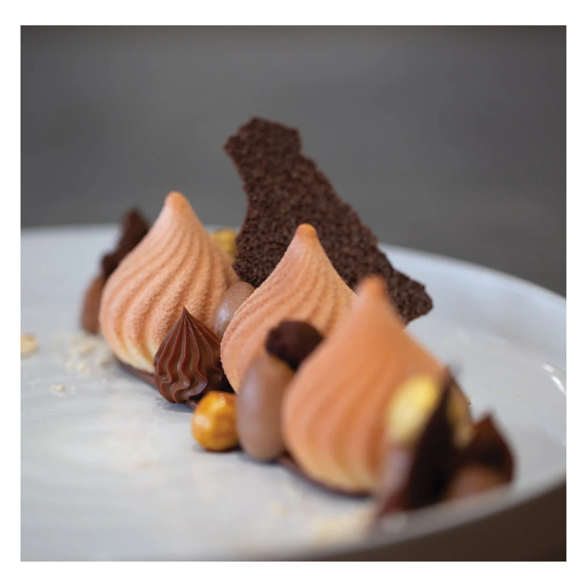 Entremets individuels en forme de goutte avec décor chocolat