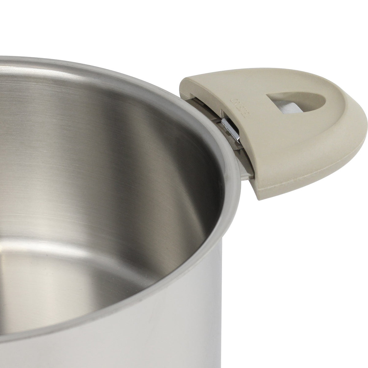 Anse amovible taupe Cristel fixée sur casserole inox