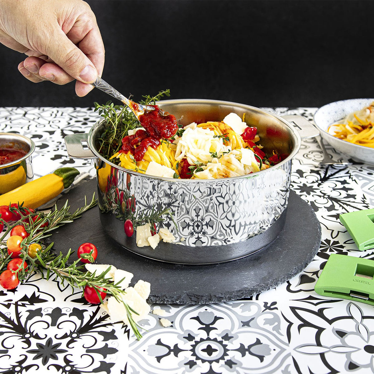 Casserole en inox Cristel utilisée pour une préparation de pâtes