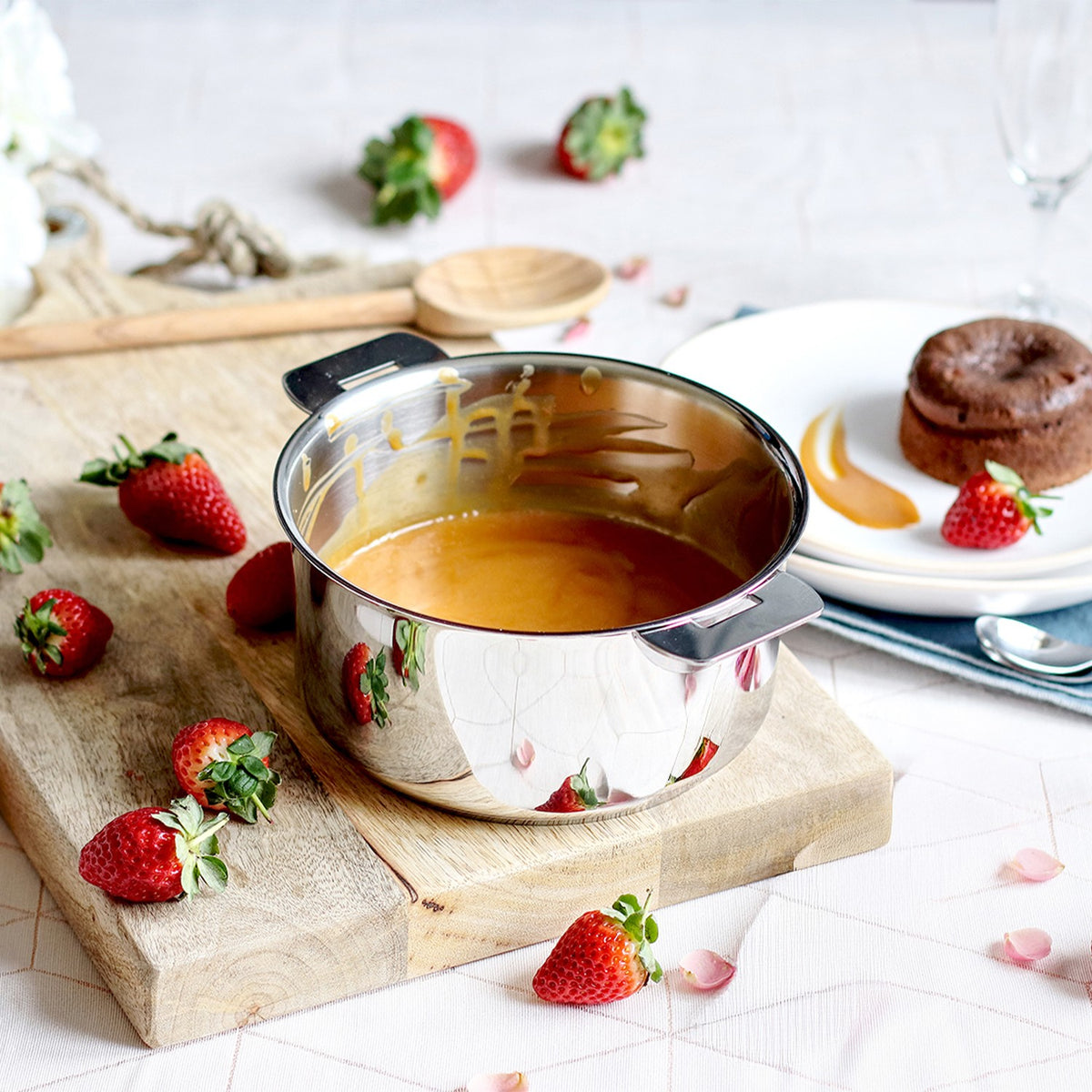 Casserole en inox Cristel avec préparation dessert et fraises