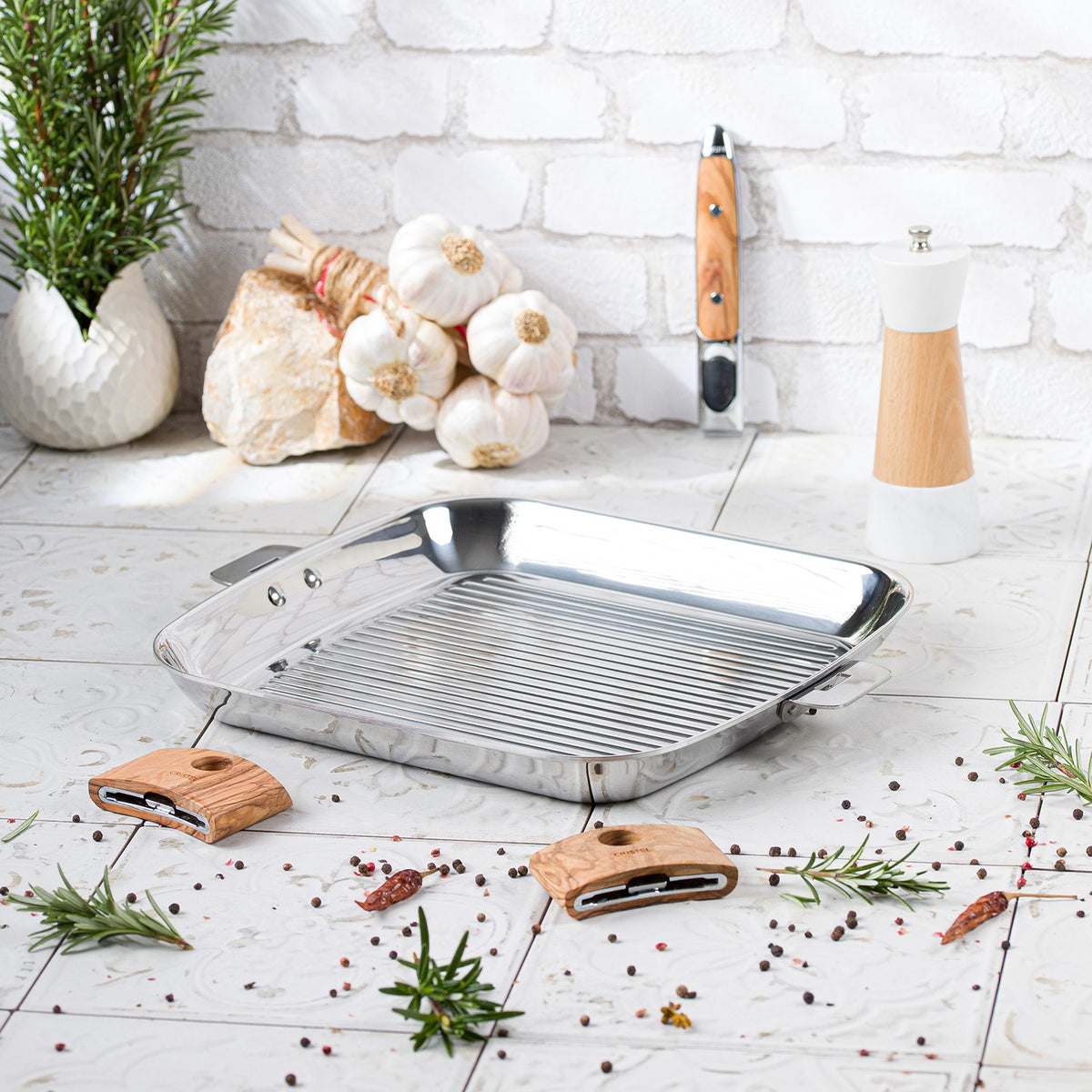 Gril carré en inox Cristel avec anses amovibles en bois